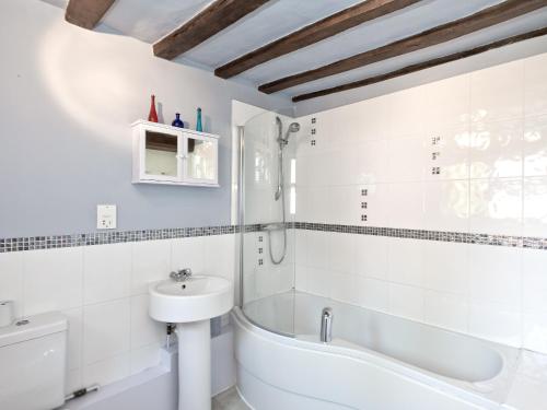 La salle de bains est pourvue d'une baignoire, de toilettes et d'un lavabo. dans l'établissement Cravens Manor, à Sotherton