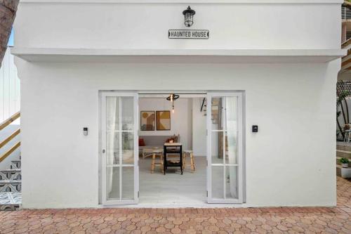 Imagine din galeria proprietății Villa Bohemia - Gated Estate - 1 of 2 în San Juan