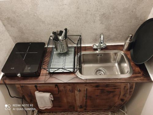 a kitchen counter with a sink and a clock on it at logement Mezzanine salon indépendant in Mézières-sur-Seine