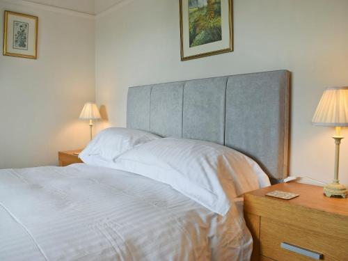 1 dormitorio con 1 cama blanca grande y 2 lámparas en Manesty en Applethwaite