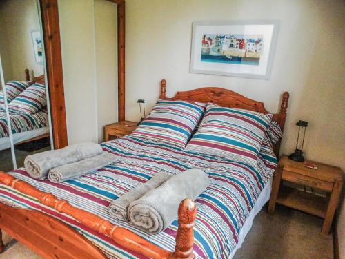 Una cama con toallas en una habitación en Scobach Lodge, en Turriff