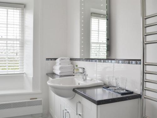 bagno bianco con lavandino e specchio di Yan Yak a Lorton
