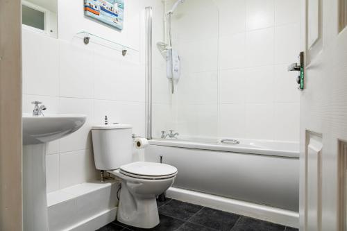 uma casa de banho com um WC, uma banheira e um lavatório. em Valley Lodge 12 - Springer Lodge em Callington
