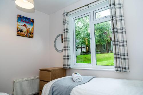 um quarto com uma cama e uma janela em Valley Lodge 12 - Springer Lodge em Callington