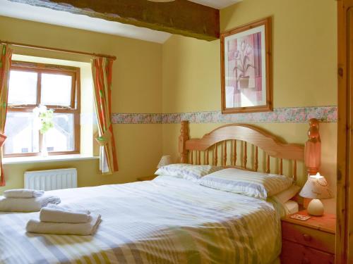 um quarto com uma cama com duas toalhas em Big Barn - 16439 em Huntington
