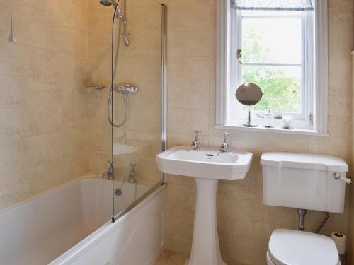y baño con lavabo, aseo y ducha. en Wisteria Loft-24773, en Tenbury