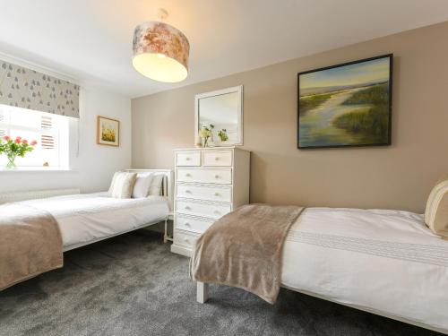 En eller flere senge i et værelse på Endeavour Cottage