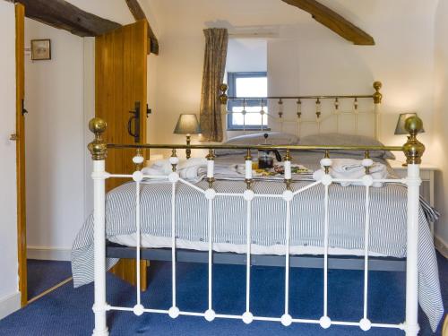 ボウネス・オン・ウィンダミアにあるThe Cottageのベッドルーム1室(青いカーペットフロアの白いベッド1台付)