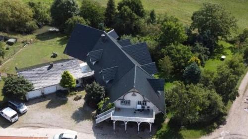 uma vista aérea de uma grande casa com um telhado de gambrel em Ostseeblick im Andersenhof em Kappeln