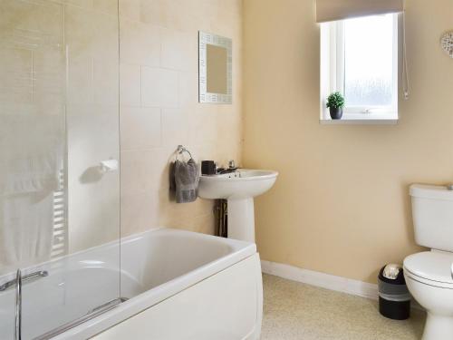 łazienka z wanną, umywalką i toaletą w obiekcie Mill View House w Scarborough