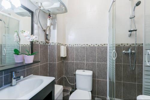 a bathroom with a toilet and a sink and a shower at Beau studio près de la TOUR EIFFEL / ROLAND GARROS in Boulogne-Billancourt
