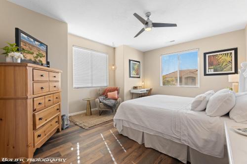 Schlafzimmer mit einem Bett und einer Kommode mit einem Deckenventilator in der Unterkunft Sparkling Springs by J & Amy BL90802 in Mesquite