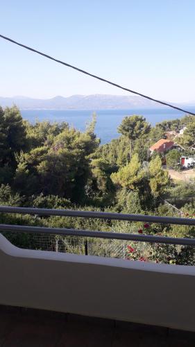 Vom Balkon eines Hauses genießen Sie Meerblick. in der Unterkunft 150ευρώ η μέρα in Oropos