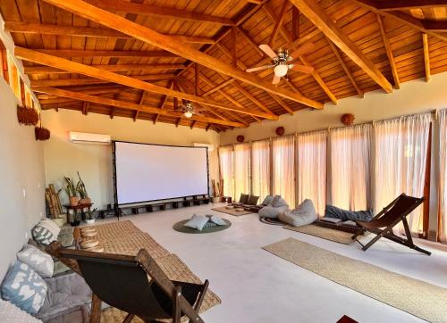 una gran sala de estar con una pantalla blanca en el techo en Anicca Aldea en Holbox Island