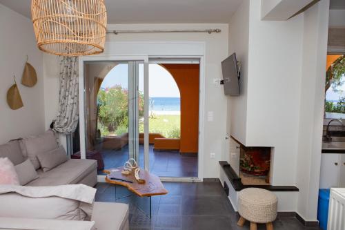 Posezení v ubytování Pampas Seafront villa, 6 bedrooms, North Evvoia