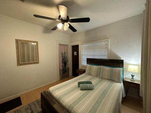 מיטה או מיטות בחדר ב-A Peaceful Stay In Miami