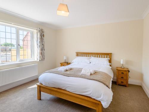 um quarto com uma cama grande e uma janela em Dawson Park 3 - Uk12662 em Mablethorpe
