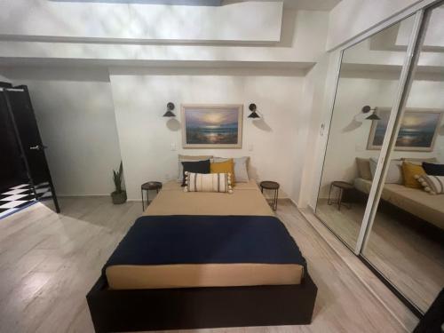 a bedroom with a large bed in a room at 310Guest-House La Vida in San Juan