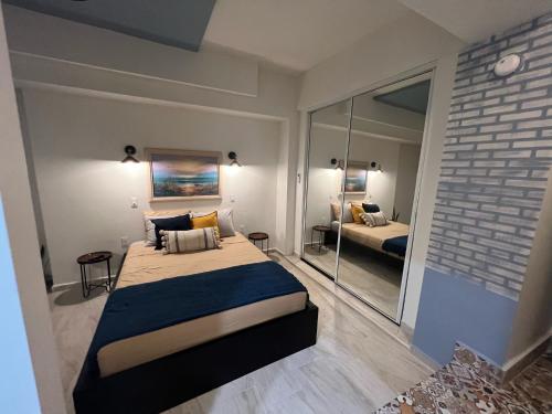 a bedroom with a king sized bed and a mirror at 310Guest-House La Vida in San Juan