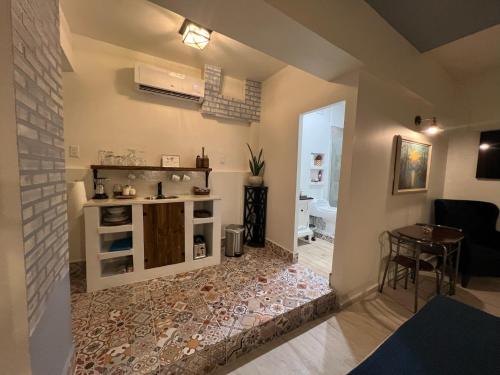 a living room with a kitchen and a table at 310Guest-House La Vida in San Juan