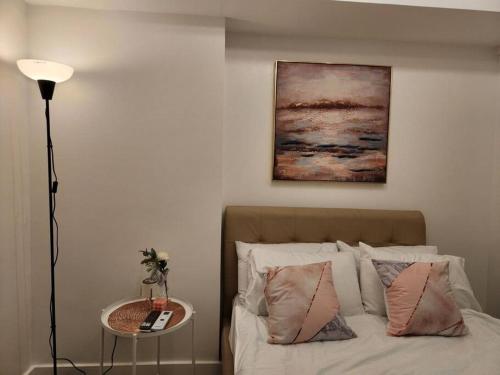 una camera da letto con un letto con sopra un dipinto di Studio in Azure with Arayat View a San Fernando