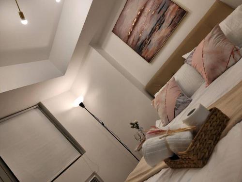 Кровать или кровати в номере Studio in Azure with Arayat View