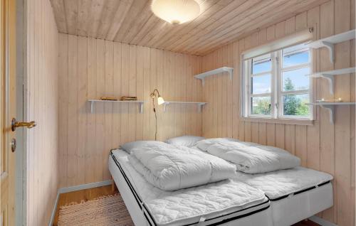 Cama en habitación con ventana en Gorgeous Home In Herning With Wifi, en Herning