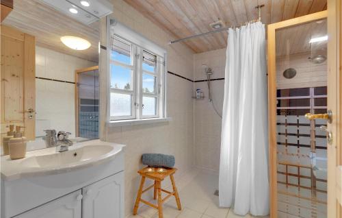 y baño con lavabo y ducha. en Gorgeous Home In Herning With Wifi, en Herning