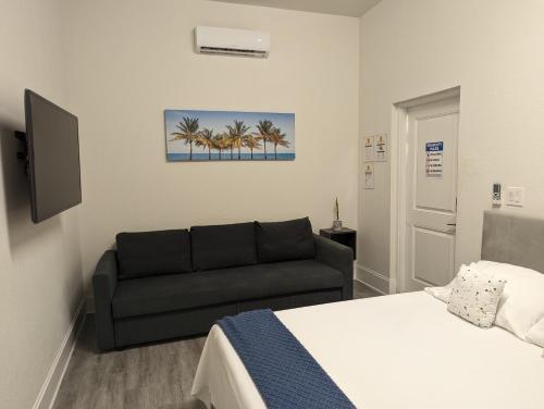 um quarto com uma cama e um sofá em Cozy Private Room em Miami