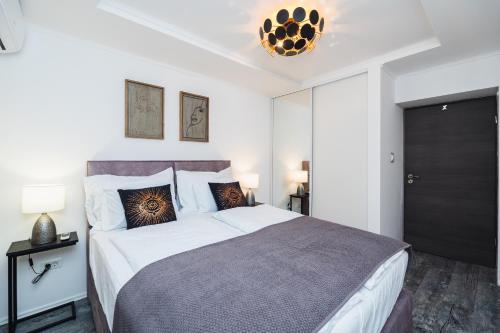 1 dormitorio con 1 cama grande y puerta negra en Apartment Misto en Split