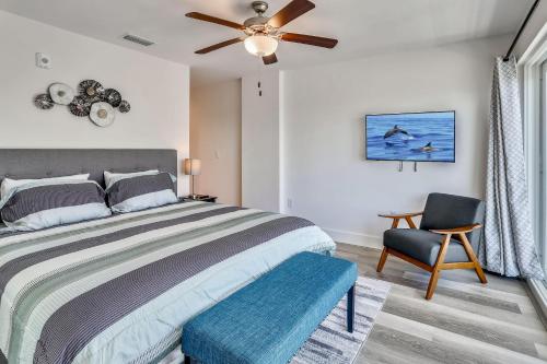 聖彼得海灘的住宿－Madeira Del Mar 305，一间卧室配有一张床、一把椅子和吊扇