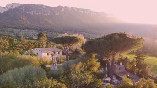una vista aérea de una casa con árboles y una montaña en Villa Corbezzolo (Country House) en Dorgali