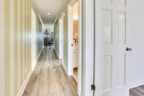 un corridoio con porta bianca e pavimenti in legno di Sunset Villas 4 a Clearwater Beach