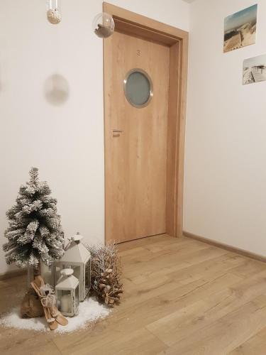 a room with a door with a christmas tree and decorations at Dom Wypoczynkowy Anna - opcjonalnie śniadania w Starej Piekarni in Kołobrzeg