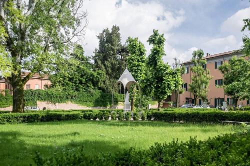 un giardino con gazebo in un parco di Botanique Rooms a Bologna