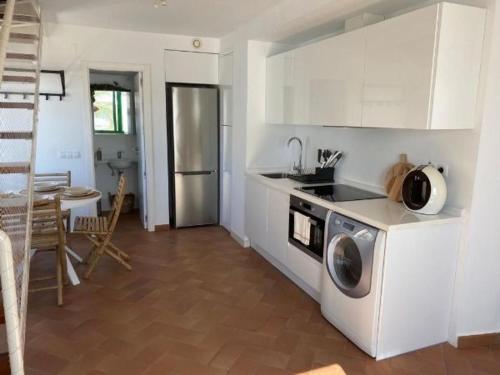 cocina con fregadero y lavadora en Apartamento en primera línea de playa, en El Rompido