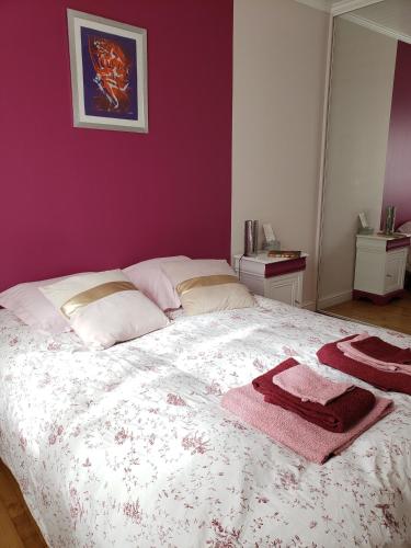 1 dormitorio con 1 cama con pared morada en Chambre Zen à la campagne, en Marennes
