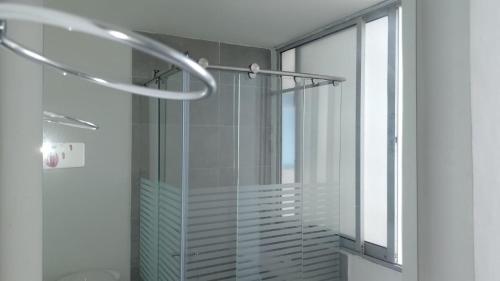 een glazen douche in een badkamer met een raam bij Apartamento 3 Carabelas Cartagena Piso 16 in Cartagena