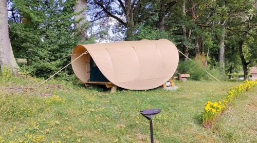 Κήπος έξω από το Camping Parc d'Audinac les Bains 3 étoiles - Piscine chauffée - Vue montagne