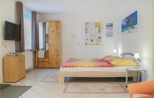 En eller flere senge i et værelse på Amazing Apartment In Elmenhorst With Kitchen