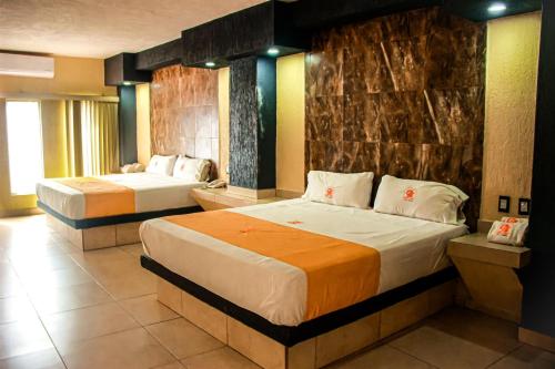 una habitación de hotel con 2 camas en una habitación en Hotel Gina, en Tecomán