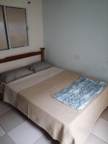 uma cama num pequeno quarto com uma janela em hotel VALERY em San Gil