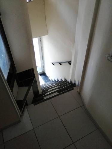 - une vue sur un escalier dans un bâtiment dans l'établissement hotel VALERY, à San Gil