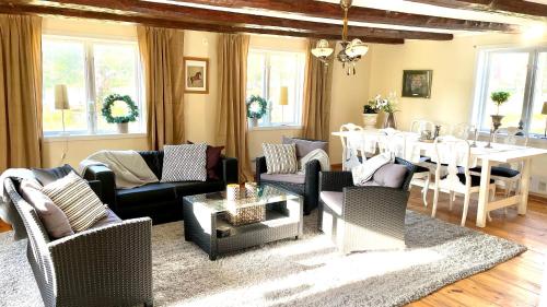 uma sala de estar com mobiliário e uma sala de jantar em Lilla Hule - på landet nära sjö em Oskarshamn