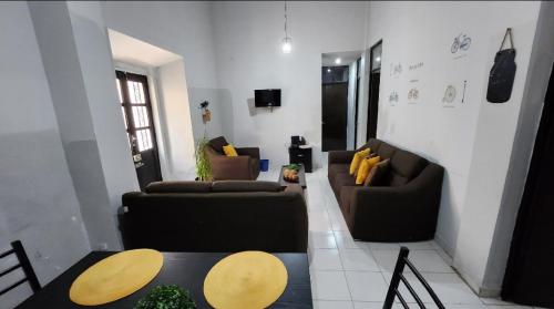 a living room with two couches and a table at Departamento céntrico y acogedor in Zacatecas