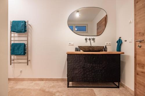 ein Bad mit einem Waschbecken und einem Spiegel in der Unterkunft Berg Apartment-Berg im Drautal in Berg im Drautal