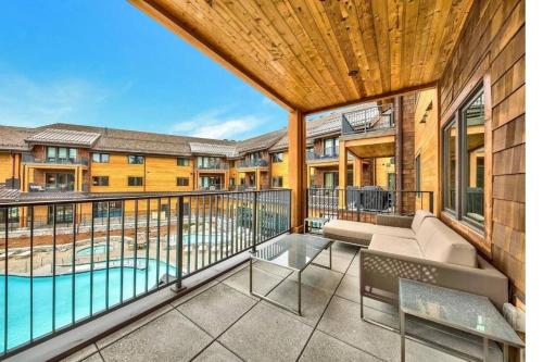 balcón con sofá y piscina en Ski In/Out - Zalanta - Great Location- 2 Hot Tubs - Heated Pool en South Lake Tahoe