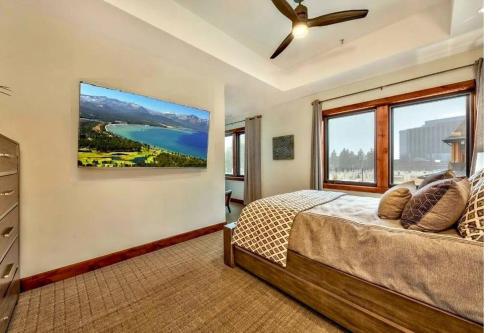 een slaapkamer met een bed en een groot raam bij Ski In/Out - Zalanta - Great Location- 2 Hot Tubs - Heated Pool in South Lake Tahoe