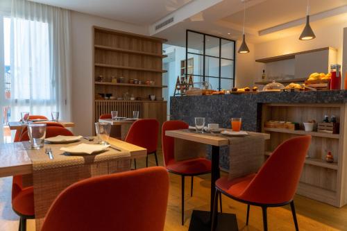 een restaurant met houten tafels en rode stoelen bij B&B Le Suites di Costanza in Cefalù