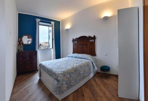 Un dormitorio con una cama grande y una ventana en Il Garibaldino en Livorno